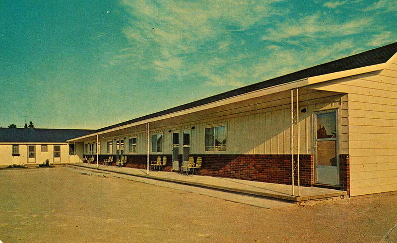 Adoba Hotel (Kings Motel) - Vintage Postcard (newer photo)